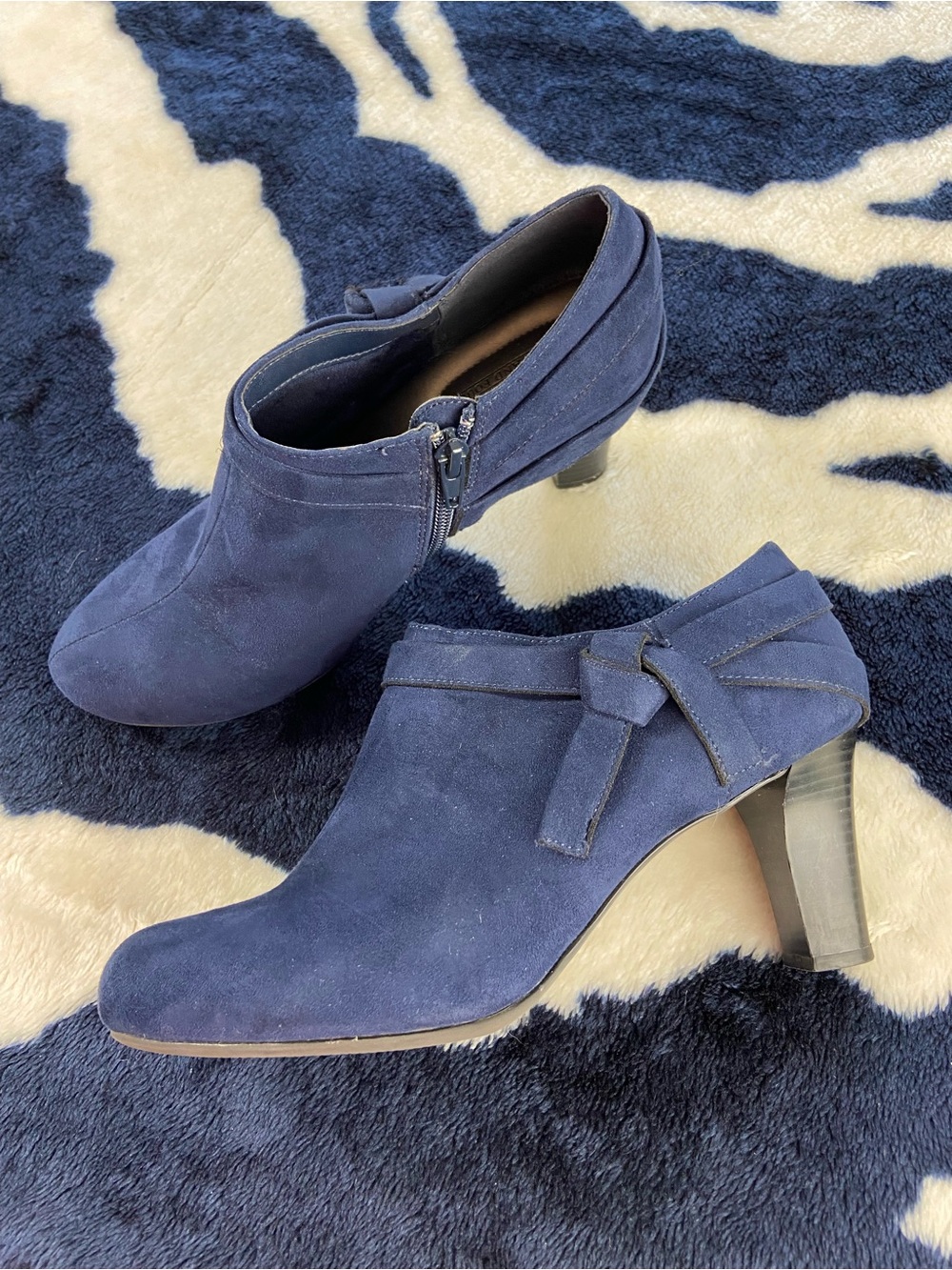 Coach and Four Navy Blue Faux Suede Ankle Booties Heels Knot Accent Size 8